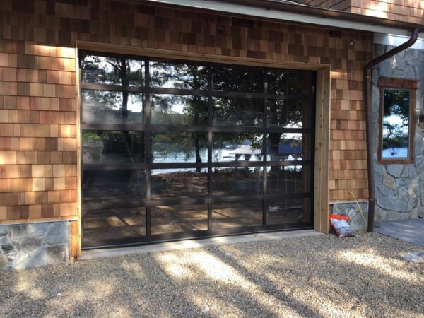 Puerta de garaje con panel de vidrio de aluminio