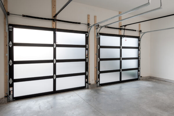 Puerta de garaje seccional de vidrio con vista completa