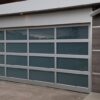 Puerta de garaje residencial de vidrio blanco de aluminio con vista completa
