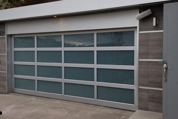 Puerta de garaje residencial de vidrio blanco de aluminio con vista completa