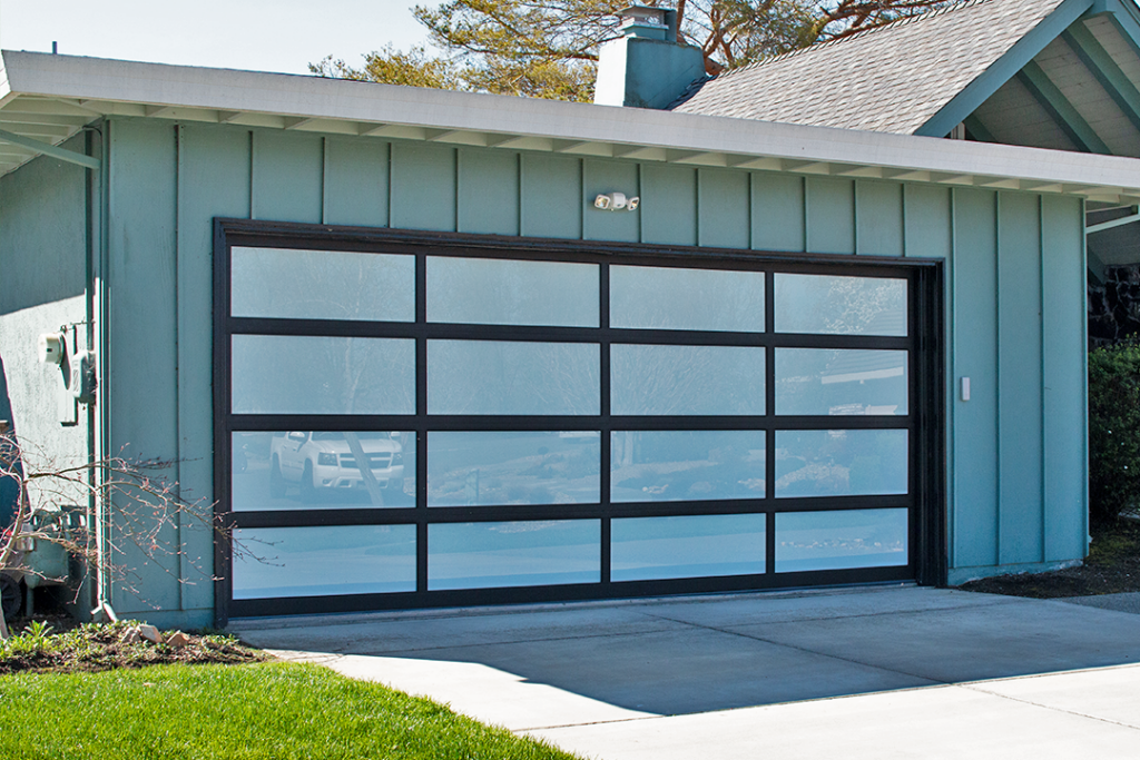 Алюминиевые черные стеклянные гаражные ворота-3