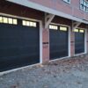 puerta de garaje negra con panel empotrado