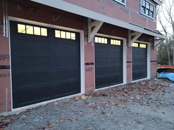 puerta de garaje negra con panel empotrado