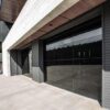 Proveedor de puertas de garaje de China Puerta de garaje de vidrio de aluminio templado negro con espejo sin marco