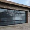 Полный вид алюминиевые черные стеклянные гаражные ворота