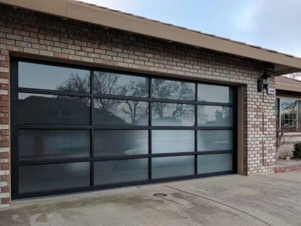 Черная гаражная дверь из алюминия и стекла