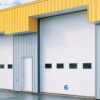 Puerta basculante seccional de elevación vertical automática o manual industrial
