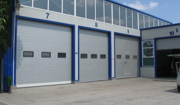 Puerta de garaje industrial seccional automática con puerta peatonal